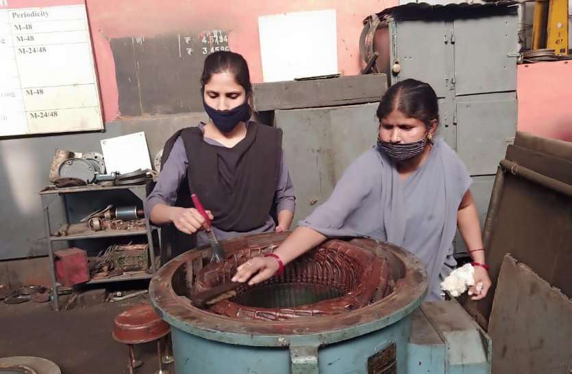 बेटियां दिखा रहीं गजब का हौंसला: पुर्जे-पुर्जे को खोलकर बना रहीं रेल इंजन बेटियां दिखा रहीं गजब का हौंसला: पुर्जे-पुर्जे खोलकर बना रहीं रेल इंजन