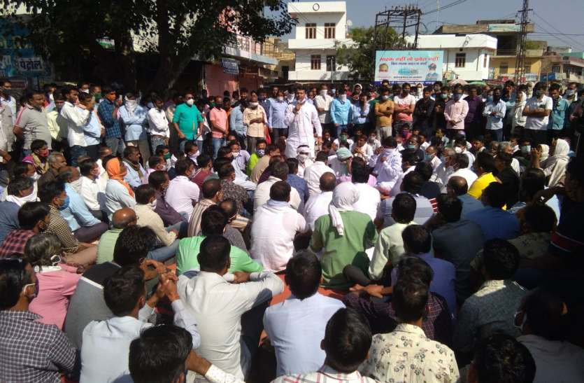 गोलीकांड व लूट की घटना से आक्रोश, बाजार रहे बंद, सडक़ जाम व धरना-प्रदर्शन गोलीकांड व लूट की घटना से आक्रोश, बाजार रहे बंद, सडक़ जाम व धरना-प्रदर्शन