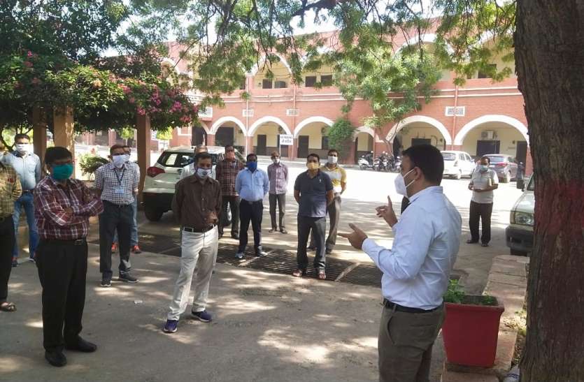 RAILWAY---रेलकर्मियों को दी कोविड संबंधी व्यवहार व भ्रान्तियों की जानकारी RAILWAY---रेलकर्मियों को दी कोविड संबंधी व्यवहार व भ्रान्तियों की जानकारी