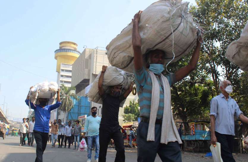 SURAT KAPDA MANDI: सड़कों पर दिखने लगा ग्राहकी का असर SURAT KAPDA MANDI: सड़कों पर दिखने लगा ग्राहकी का असर