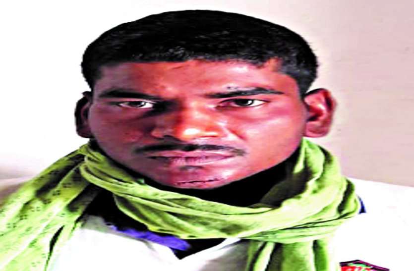 राजनांदगांव: लॉकडाउन में पैरोल पर रिहा हुए दो सजायाफ्ता कैदियों ने नकली पुलिस बनकर दो ग्रामीणों को घर से उठाया राजनांदगांव: लॉकडाउन में पैरोल पर रिहा हुए दो सजायाफ्ता कैदियों ने नकली पुलिस बनकर दो ग्रामीणों को घर से उठाया