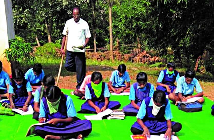 नेटवर्क की समस्या बन रही थी बच्चों की पढ़ाई में रूकावट तो दिव्यांग शिक्षक लडखड़़ाते हुए खुद पहुंच गए मोहल्ला क्लास लेने नेटवर्क की समस्या बन रही थी बच्चों की पढ़ाई में रूकावट तो दिव्यांग शिक्षक लडखड़़ाते हुए खुद पहुंच गए मोहल्ला क्लास लेने