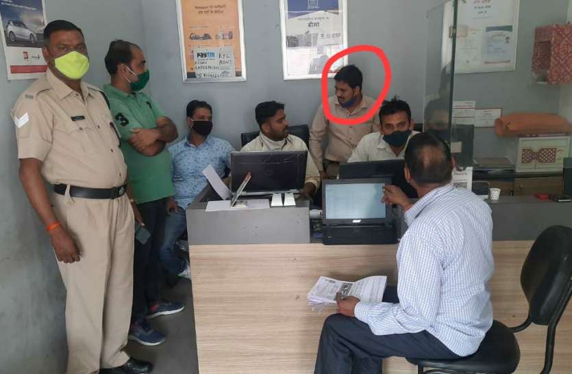 RPF---दलाल से 50 हजार कीमत के आरक्षित टिकट पकड़े RPF---दलाल से 50 हजार कीमत के आरक्षित टिकट पकड़े