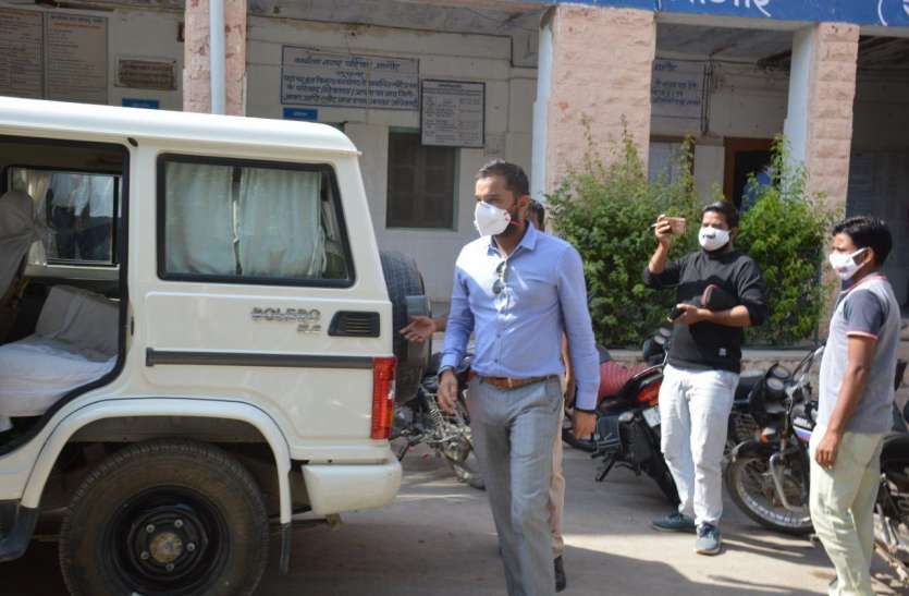 Nagaur SDM arrives at Nagar parishad on notice of release of lease of Angor अंगोर भूमि के पट्टे जारी करने की सूचना पर एसडीएम पहुंचे नगर परिषद, फाइलें थैले में डालकर भागा कर्मचारी