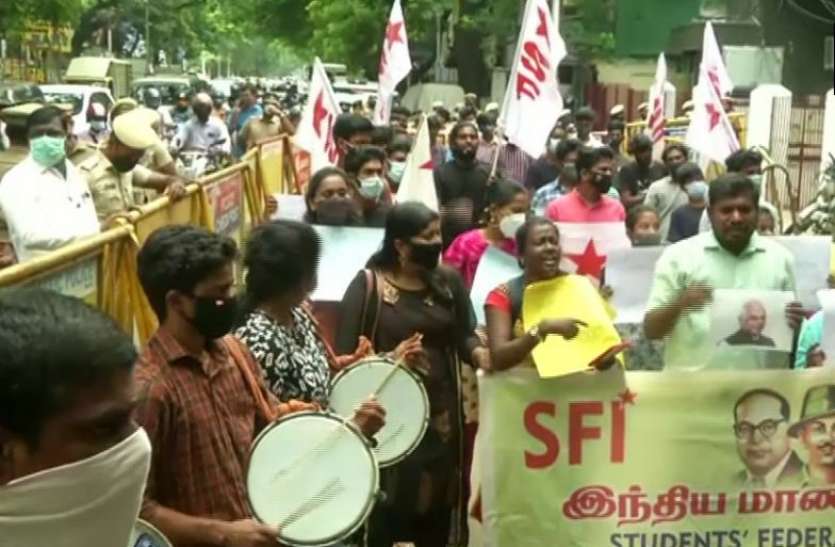Tamil Nadu Medical Seat Reservation Issue Tamil Nadu: मेडिकल सीटों में 7.5 फीसदी आरक्षण की मांग को लेकर SFI का विरोध प्रदर्शन, राजभवन के पास लगाए नारे