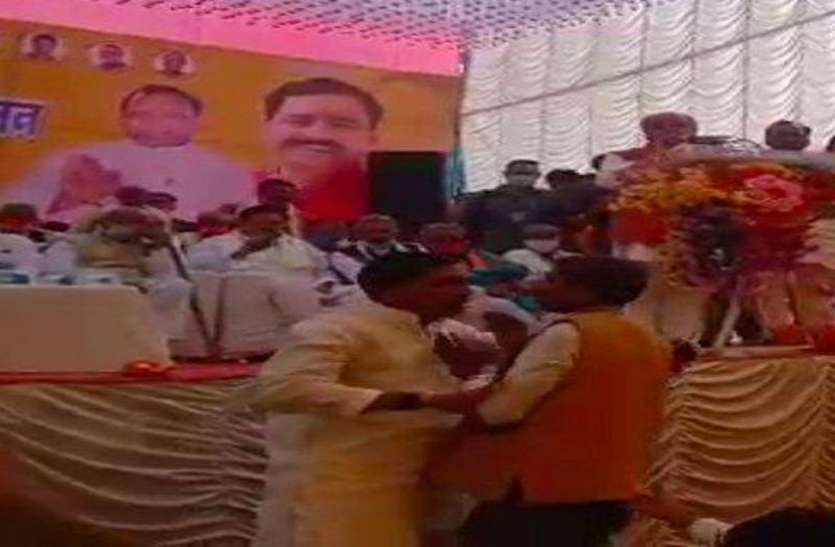 केंद्रीय मंत्री नरेंद्र सिंह तोमर की सभा में बखेड़ा, किसान की बात सुनने की बजाए उसे जबरन बैठाया केंद्रीय मंत्री नरेंद्र सिंह तोमर की सभा में बखेड़ा, किसान की बात सुनने की बजाए उसे जबरन बैठाया