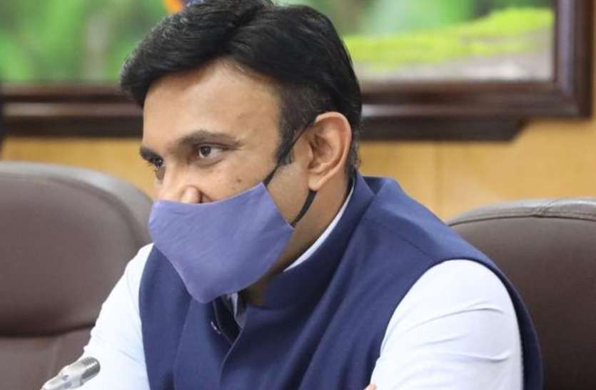 सरकार सबको वैक्सीन उपलब्ध कराने प्रतिबद्ध : डॉ. सुधाकर सरकार सबको वैक्सीन उपलब्ध कराने प्रतिबद्ध : डॉ. सुधाकर