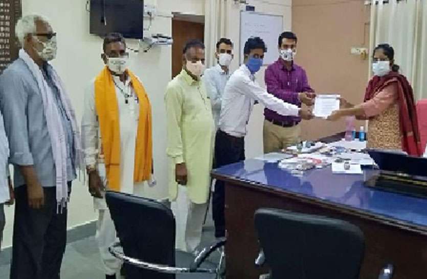 मंदिर माफी की जमीन पुजारी के नाम करने की मांग मंदिर माफी की जमीन पुजारी के नाम करने की मांग