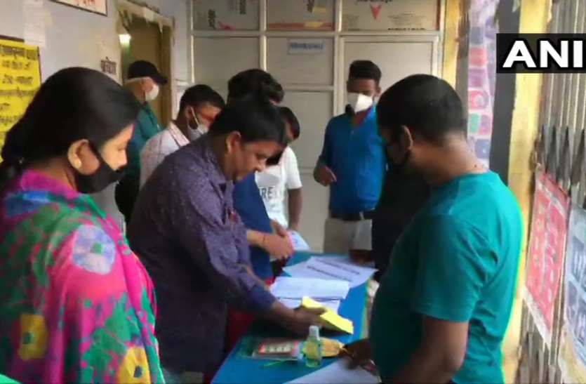 Bihar Election: Voting for the first phase Start Bihar Election: बिहार में 71 विधानसभा सीटों पर वोटिंग शुरू, 1,066 उम्मीदवारों की किस्मत EVM में होगी कैद