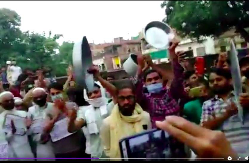 Weavers Strike बुनकरों की हड़ताल, वाराणसी में छतों व दरवाजों पर खड़े होकर बुनकरों ने बजायी ताली-थाली और घंटा