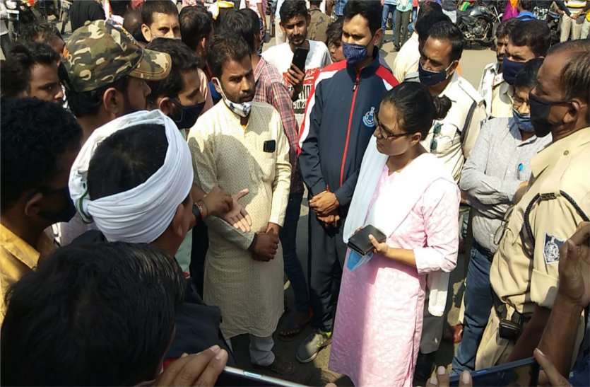 Three accused caught with violence, Hindu organizations jammed demanding action गाैमांस के साथ पकड़े गए तीन आरोपी, कार्रवाई की मांग को लेकर हिन्दू संगठनों ने लगाया जाम