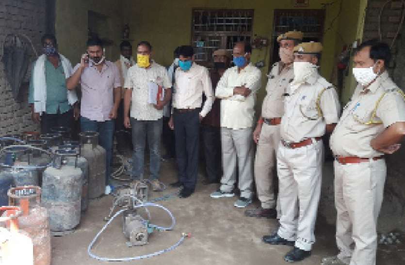 प्रशासन की कार्रवाई से बाजार में मचा हड़कंप प्रशासन की कार्रवाई से बाजार में मचा हड़कंप