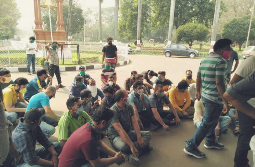 टाउनशिप के आवासों पर अगर 10 करोड़ हो रहा खर्च, फिर सड़क पर क्यों बीएसपी कर्मी टाउनशिप के आवासों पर अगर 10 करोड़ हो रहा खर्च, फिर सड़क पर क्यों बीएसपी कर्मी