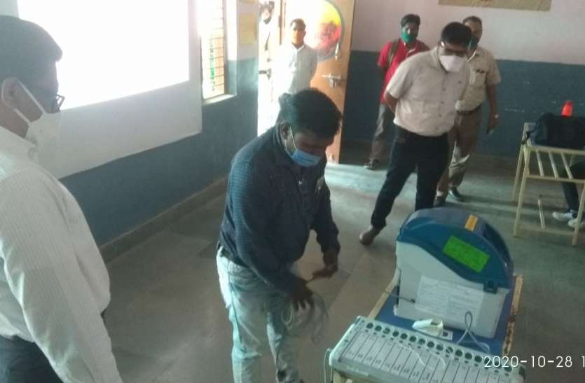 Collector inspecting training center कलेक्टर के सवालों का जवाब नहीं दे पाए मतदान कर्मचारी, तीन को नोटिस