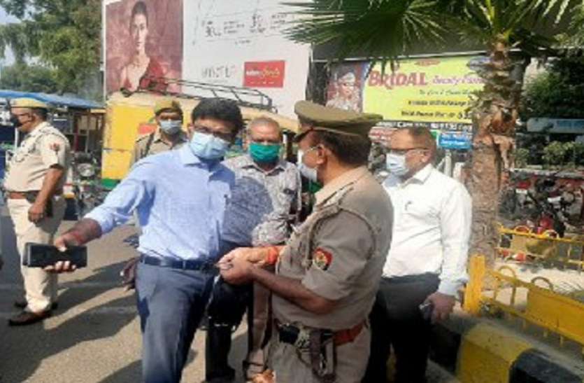 dm_mrt.jpg सड़क पर उतरे डीएम ने कोरोना महामारी नियंत्रण को लेकर लोगों से की अपील
