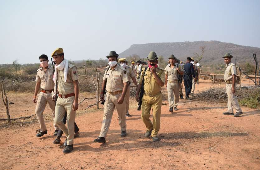 Search on Chambal's rummage, still no clue of dacoit Keshav gang चंबल के चप्पे चप्पे पर तलाश, फिर भी नहीं लगा डकैत केशव गिरोह का सुराग