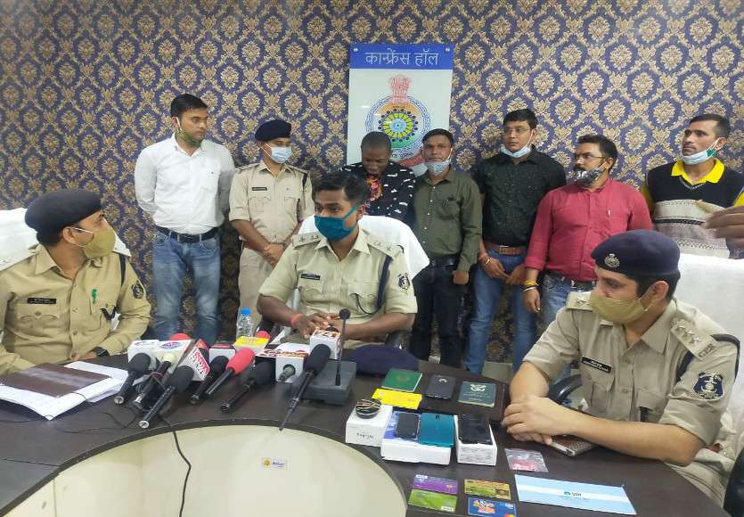 छत्तीसगढ़ पुलिस ने 2 फर्जी पासपोर्ट के साथ दिल्ली से नाइजीरियन युवक को किया गिरफ्तार, शादी का झांसा देकर युवती से ठगे थे 24 लाख