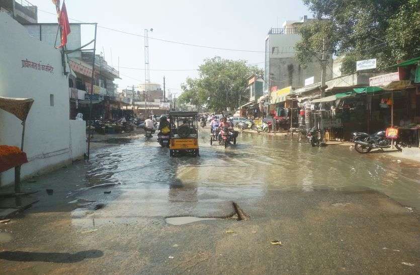 सीवर लाइन चोक...मालपुरा गेट पर सड़क बनी नाला सीवर लाइन चोक...मालपुरा गेट पर सड़क बनी नाला