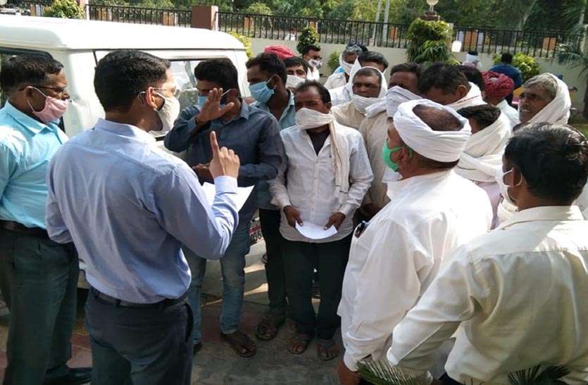 किसानों की खिंचतान में स्थगित हुई जल वितरण समिति की बैठक किसानों की खिंचतान में स्थगित हुई जल वितरण समिति की बैठक