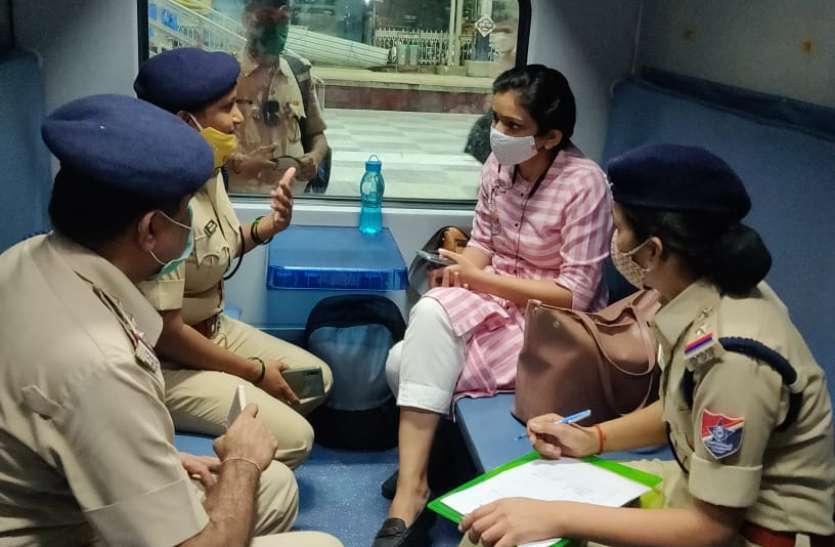 ट्रेनों में अकेले सफर करने वाली महिलाओं की होगी विशेष सुरक्षा व्यवस्था, ट्रेनों में होगी लगातार गश्त ट्रेनों में अकेले सफर करने वाली महिलाओं की होगी विशेष सुरक्षा व्यवस्था, ट्रेनों में होगी लगातार गश्त
