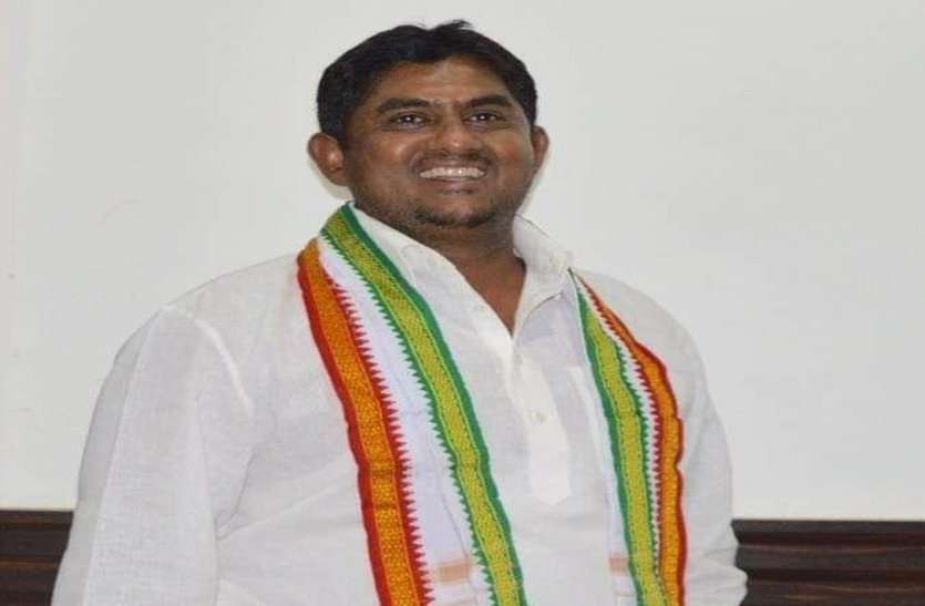 कांग्रेस नेता की दबंगई से परेशान छग राजस्व निरीक्षक संघ ने की CM से शिकायत, कहा वसूली से हैं सभी कर्मचारी परेशान कांग्रेस नेता की दबंगई से परेशान छग राजस्व निरीक्षक संघ ने की CM से शिकायत, कहा वसूली से हैं सभी कर्मचारी परेशान