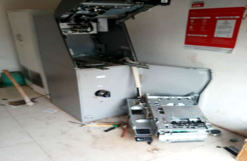 ATM मशीन से पैसा चुरा नहीं पाए तो कैबिन में चोरों ने की जमकर तोडफ़ोड़, टेलर की शॉप से शर्ट और पैंट भी ले उड़े ATM मशीन से पैसा चुरा नहीं पाए तो कैबिन में चोरों ने की जमकर तोडफ़ोड़, टेलर की शॉप से शर्ट और पैंट भी ले उड़े