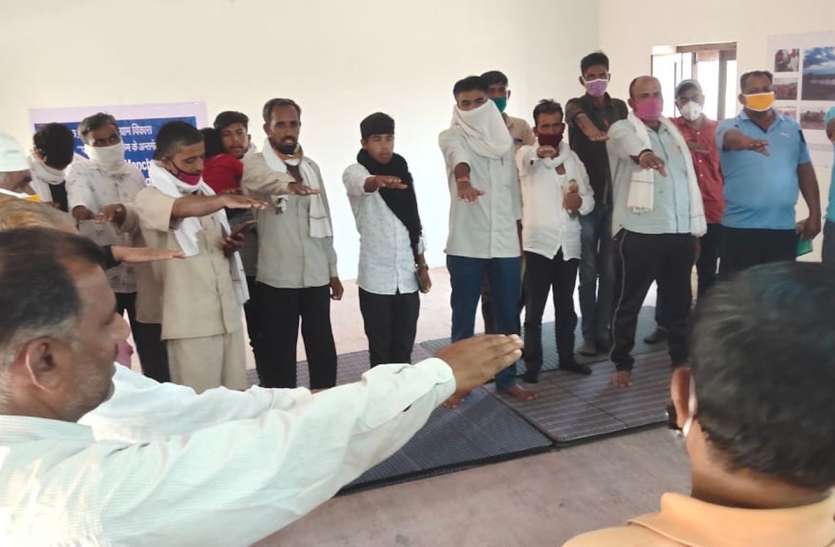 कार्यशाला में दिलाई स्वच्छता की शपथ कार्यशाला में दिलाई स्वच्छता की शपथ