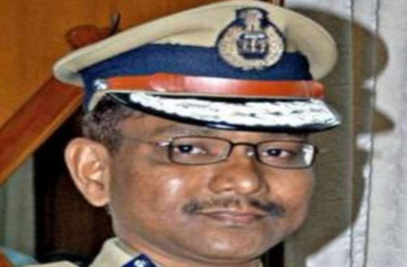 ravindra.jpg आईपीएस अधिकारी रविन्द्रनाथ ने दिया इस्तीफा