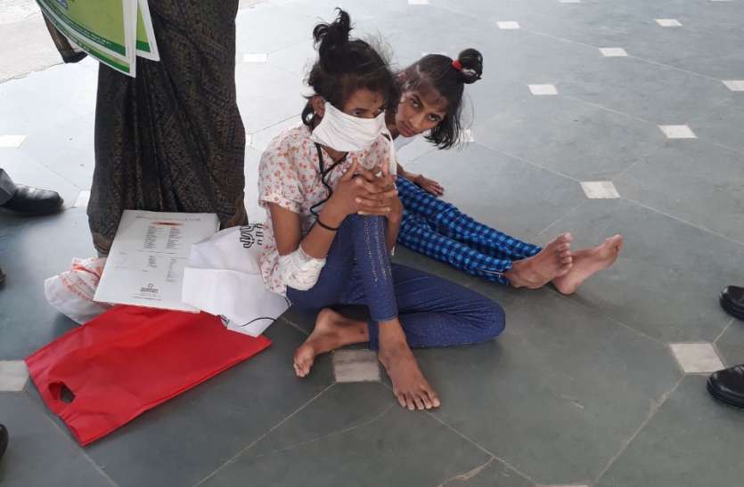 Divyang sisters arrived to meet the dragged collector on the floor human angle : फर्श पर घिसटती कलेक्टर से मिलने पहुंची दिव्यांग बहनें, दर्द देख हर किसी का पसीझ गया दिल