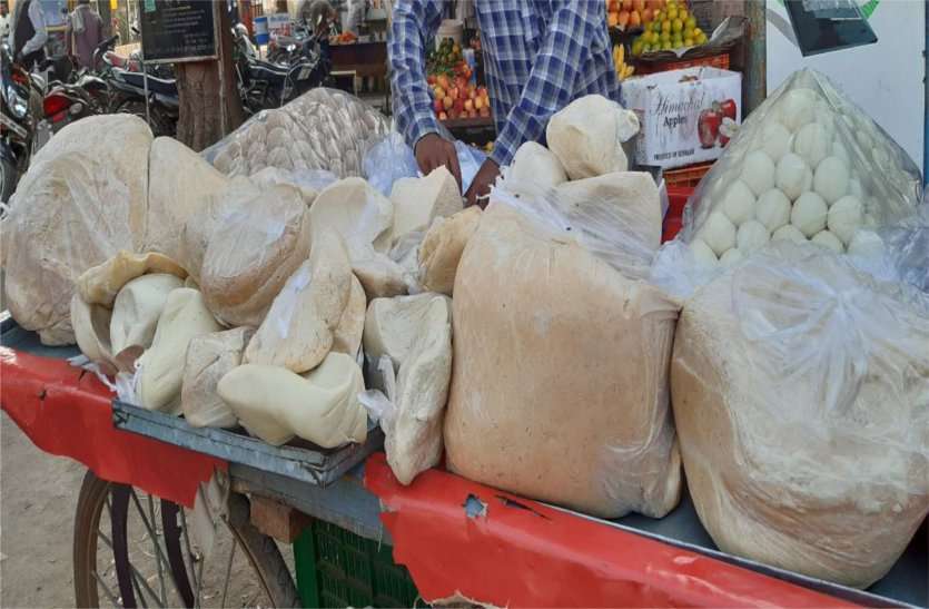 Mawa continued to be sold on handcart without investigation बिना जांच के ही हाथठेला पर बिकता रहा मावा, अधिकारी बेखबर