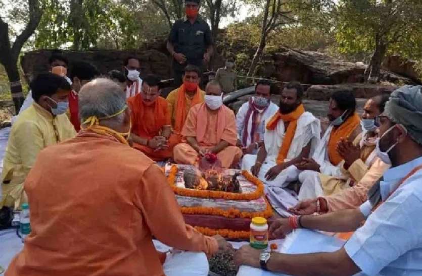 सीएम योगी ने वाल्मीकि आश्रम में अखंड रामायण पाठ का किया शुभारंभ, किया गोरक्षा हवन सीएम योगी ने वाल्मीकि आश्रम में अखंड रामायण पाठ का किया शुभारंभ, किया गोरक्षा हवन