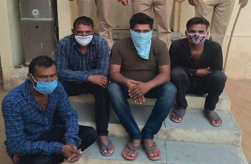 अवैध बजरी परिवहन के मामले में चार ट्रैक्टर मालिक गिरफ्तार अवैध बजरी परिवहन के मामले में चार ट्रैक्टर मालिक गिरफ्तार