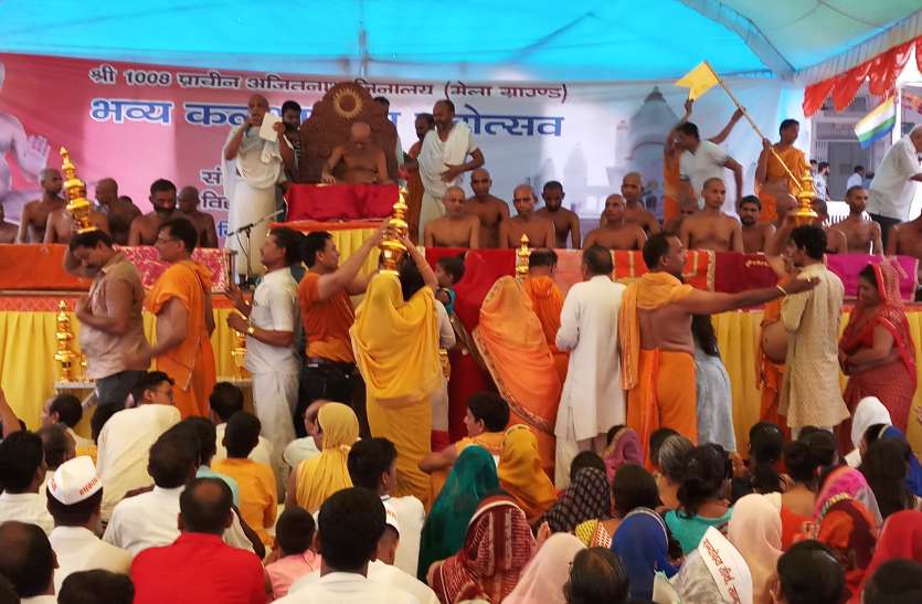 Vidyasagar Maharaj's feet started to bid for 40 lakhs | आचार्य श्री  विद्यासागर महाराज के पैर पखारने लगी 40 लाख की बोली | Patrika News