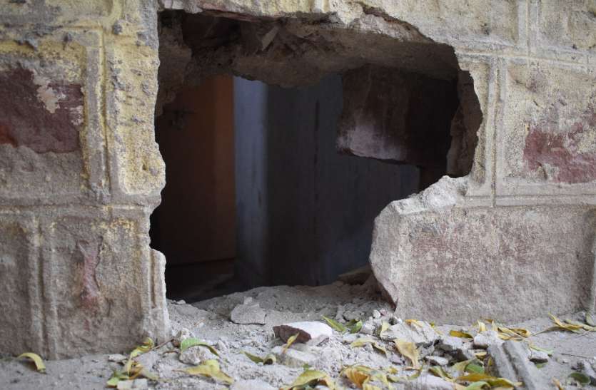 Two accused still absconding, case of four detainees fleeing stone from bathroom wall दो आरोपी अभी भी फरार, बाथरूम की दीवार से पत्थर हटाकर चार बंदियों के भागने का मामला