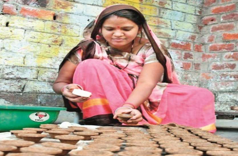 स्वदेशी को बढ़ावा देने तैयार हो रहे दिवाली पर गोबर के दीये स्वदेशी को बढ़ावा देने तैयार हो रहे दिवाली पर गोबर के दीये