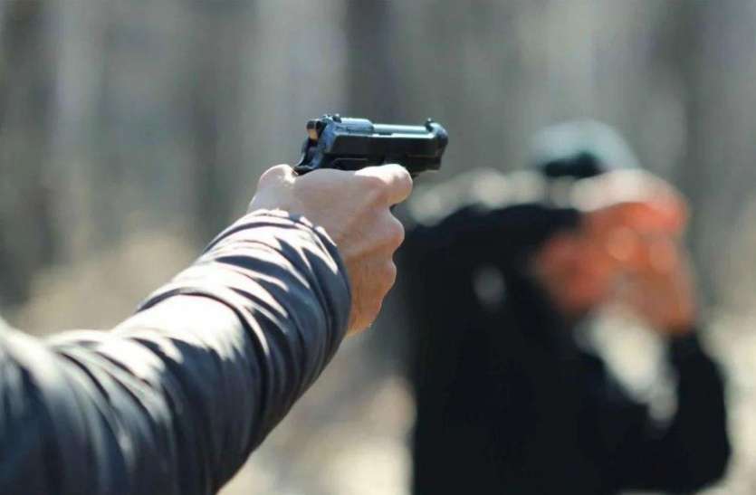 firing.jpg पालतू कुत्ते को लेकर हुए विवाद में फायरिंग, दो युवक गंभीर रूप से घायल