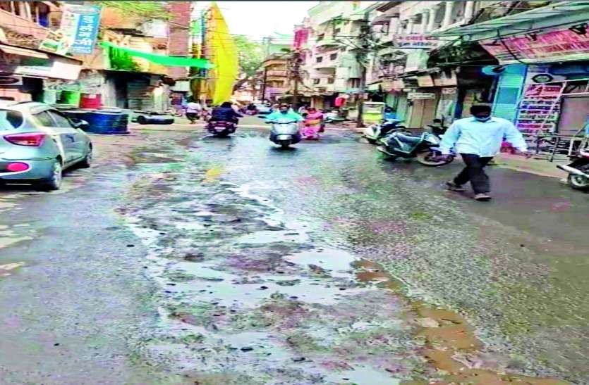थोक किराना बाजारों की सड़कें खराब, ग्राहक परेशान थोक किराना बाजारों की सड़कें खराब, ग्राहक परेशान