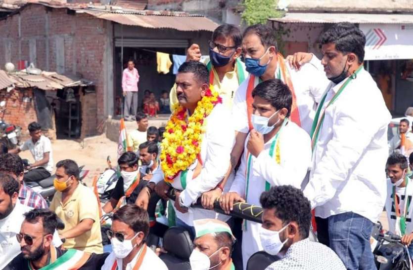 Ahmedabad News : रोड शो में कांग्रेस नेता जीप से नीचे गिरे, तीन घायल Ahmedabad News : रोड शो में कांग्रेस नेता जीप से नीचे गिरे, तीन घायल