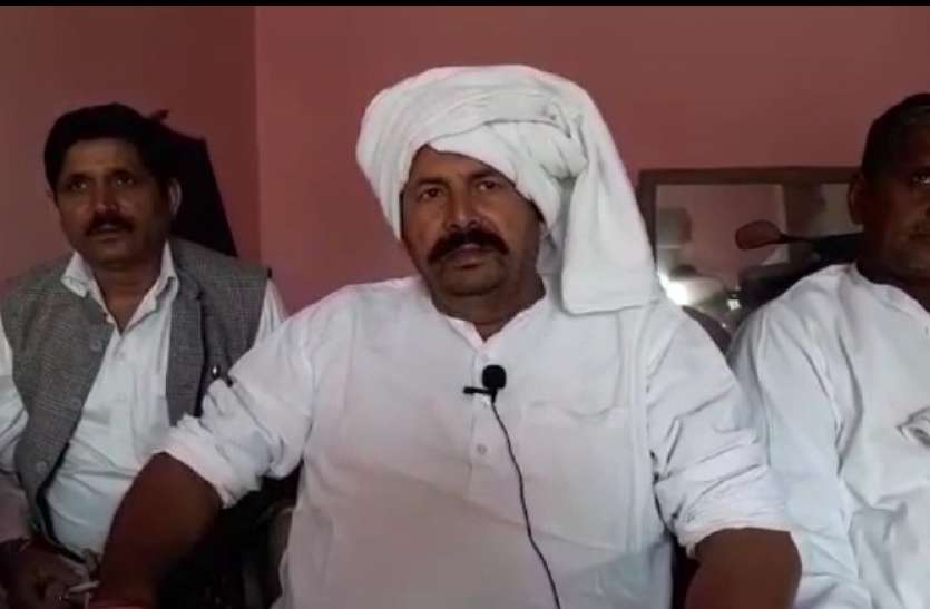 naresh_tikait.jpg मुजफ्फरनगर में पंचायत का फरमान लड़कों ने हाफ पेंट पहनी तो लगेगा जुर्माना