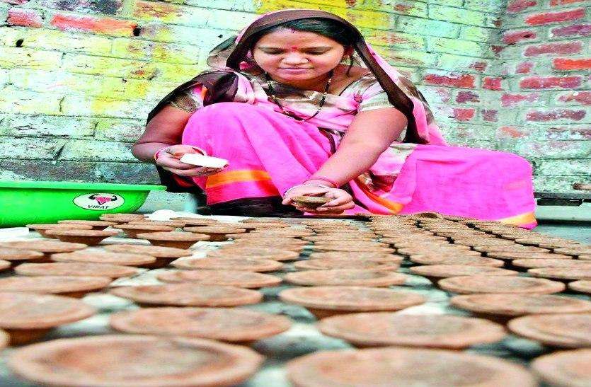 स्वदेशी को बढ़ावा देने तैयार हो रहे दिवाली पर गोबर के दीये स्वदेशी को बढ़ावा देने तैयार हो रहे दिवाली पर गोबर के दीये