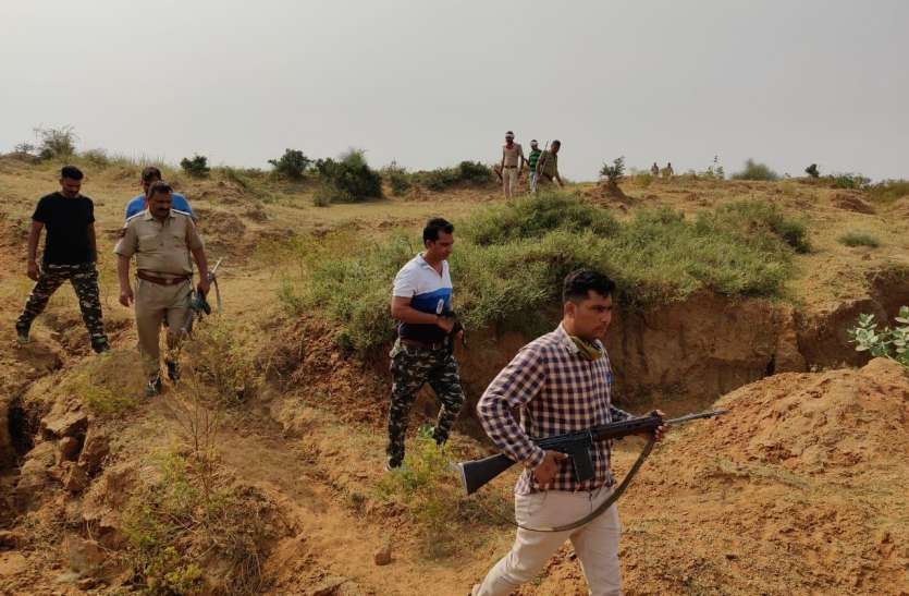 Police raids in Chambal coastal villages of neighboring Madhya Pradesh in search of dacoit Keshav gang डकैत केशव गिरोह की तलाश में पड़ोसी मध्य प्रदेश के चंबल तटवर्ती गांवों में पुलिस की दबिश