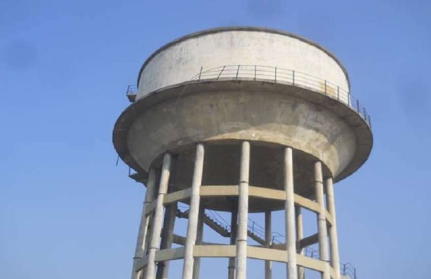 पानी की वो टंकी जिससे हो रहे रिसाव के चलते पेयजलापूर्ति ठप