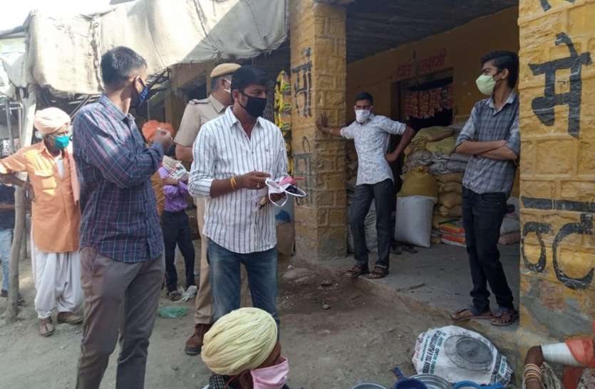 कोरोना को लेकर किया जनजागरण, मास्क का किया वितरण कोरोना को लेकर किया जनजागरण, मास्क का किया वितरण