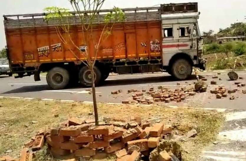 Truck यूपी पुलिस भर्ती के लिए दौड़ लगा रहीं तीन लड़कियों को ट्रक ने रौंदा