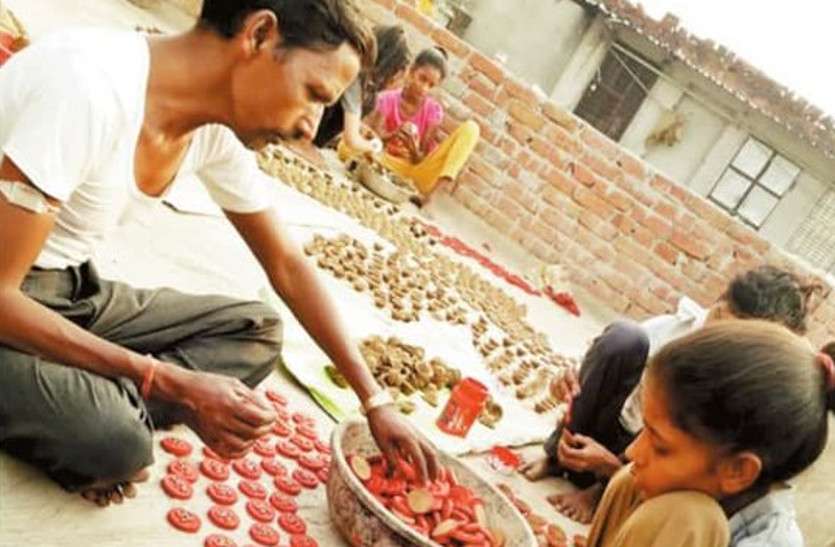 cow_dung_diya सोशल कनेक्ट: रोशन करने में जुटा केशवपुरा गांव, पूरा गांव बना रहा गोमय दीपक और बांदरवाल