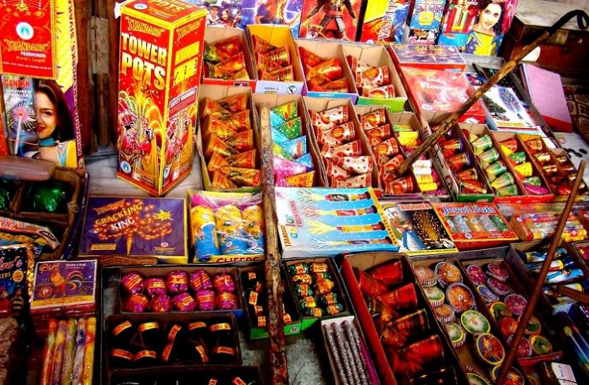 firecrackers एनजीटी के नियमों की उड़ रही धज्जियां, ग्रीन का रैपर लगाकर बेच रहे प्रदूषण वाले पटाखे