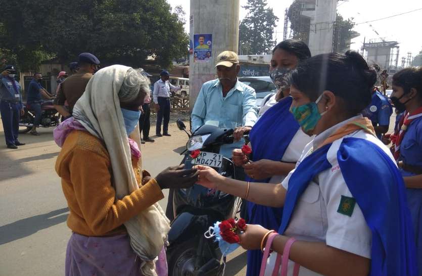 Awareness campaign to prevent corona infection was carried out by scouts and guides at Mission Chowk कोरोना हो या कुछ भी हम नहीं सुधरने वाले, 78 हजार कट चुके चालान फिर भी वहीं हाल