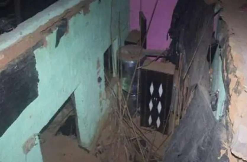_1604378723.jpg संभल: नई दुल्हन का जोरदार स्वागत कर सोए थे लोग, रात में छत गिरने से तीन की मौत, 10 घायल