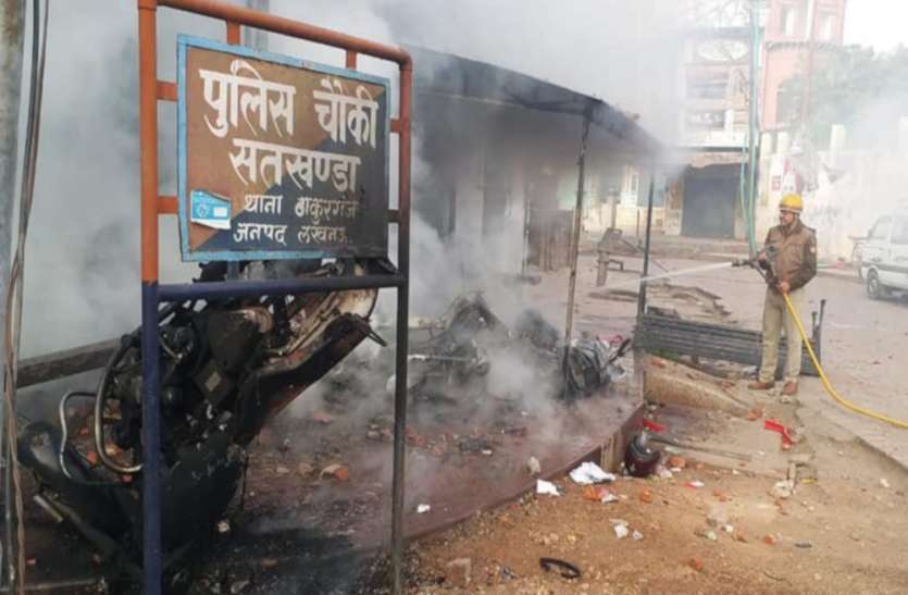 लखनऊ पुलिस ढूंढ़ रही सीएए-एनआरसी में नामजद आठ फरार आरोपी, घर पर डुगडुगी बजा कर चस्पा किया नोटिस लखनऊ पुलिस ढूंढ़ रही सीएए-एनआरसी में नामजद आठ फरार आरोपी, घर पर डुगडुगी बजा कर चस्पा किया नोटिस