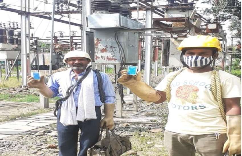 इंजीनियर बिसेन द्वारा इजाद उपकरण को दिखाते लाइन मैन